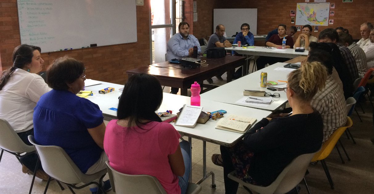 Dan González Ortega facilitando un estudio bíblico sobre migración.